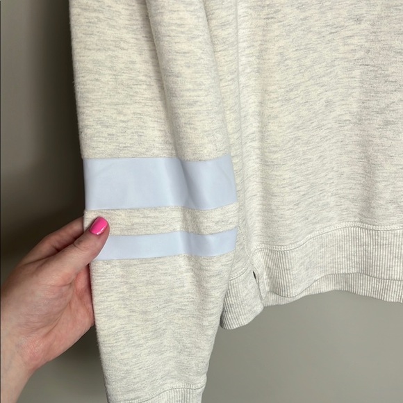 Vineyard Vine Light Gray Sweatshirt with Blue Stripes Womens Small - Picture 2 of 7